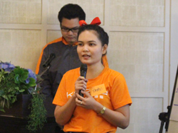 ตัวแทนผู้เข้ารับการฝึกอบรมกล่าวขอบคุณผู่บริหาร วิทยากร และทีมงานที่จัดการฝึกอบรมดีๆ  แบบนี้ขึ้นมา