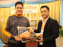 ผู้บริหารมอบของที่ระลึกให้กับวิทยากร และทีมงาน