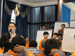 ให้คำแนะนำ และสรุปผลที่ได้จากการเสนอโดยอาจารย์อภิรัติ  คำสายพรม
