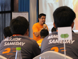 ผู้บริหารกล่าวทักทายพร้อมเปิดใจพูดคุยแบบพี่น้อง