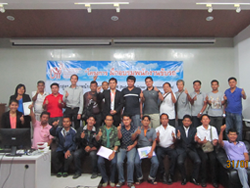 พนักงานสังกัดสำนักบริหารอาคารและสถานที่  มหาวิทยาลัยเทคโนโลยีพระจอมเกล้าธนบุรี ถ่ายภาพร่วมกันเป็นที่ระลึก