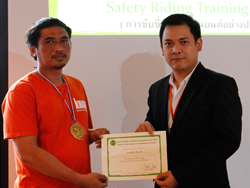 มอบประกาศนียบัตรให้กับผู้ที่ผ่านการฝึกอบรม