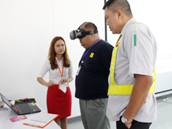 ตรวจประเมินความเสี่ยงด้านการมองเห็นในภาวะแสงสลัวด้วยเครื่อง VR Vision Screening