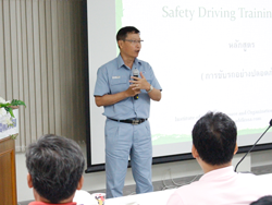 ผู้บริหารกล่าวสรุปการฝึกอบรม พร้อมเน้นย้ำถึงมาตรฐานความปลอดภัย