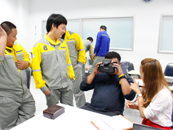ประเมินความเสี่ยงที่มีผลต่อการมองเห็นในภาวะแสงสลัวด้วยเครื่อง VR Vision Screening