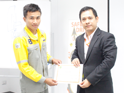 มอบประกาศนียบัตรให้กับผู้ที่ผ่านการฝึกอบรม