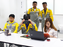ประเมินความเสี่ยงที่มีผลต่อการมองเห็นในภาวะแสงสลัวด้วยเครื่อง VR Vision Screening