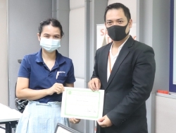 มอบประกาศนียบัตรให้กับผู้ทีผ่านการฝึกอบรม