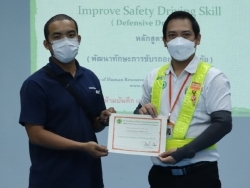 มอบประกาศนียบัตรให้กับผู้ที่ผ่านการฝึกอบรม