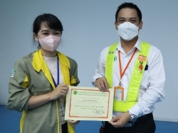 มอบประกาศนียบัตรให้กับผู้ที่ผ่านการฝึกอบรม