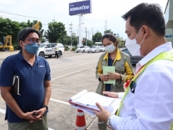 ครูฝึกประจำรถสรุปผลการตรวจประเมินพร้อมให้คำแนะนำ