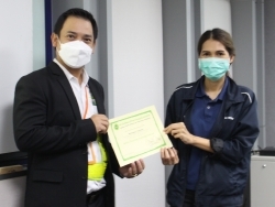 มอบประกาศนียบัตรให้กับผู้ที่ผ่านการฝึกอบรม