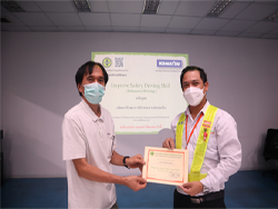 มอบประกาศนียบัตรให้กับผู้ที่ผ่านการฝึกอบรม