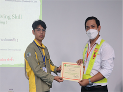 มอบประกาศนียบัตรให้กับผู้ที่ผ่านการฝึกอบรม