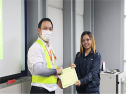 มอบประกาศนียบัตรให้กับผู้ที่ผ่านการฝึกอบรม