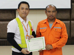 มอบประกาศนียบัตรให้กับผู้ที่ผ่านการฝึกอบรม Defensive Driving Certificate