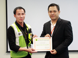 มอบประกาศนียบัตรให้กับผู้ที่ผ่านการฝึกอบรม