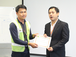 มอบประกาศนียบัตรให้กับผู้ที่ผ่านการฝึกอบรม Defensive Driving Certificate