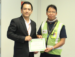 มอบประกาศนียบัตรให้กับผู้ที่ผ่านการฝึกอบรม Defensive Driving Certificate