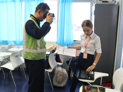 ตรวจประเมินการมองเห็นในภาวะแสงสลัวด้วยเครื่อง VR Vision Screening