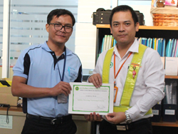 มอบประกาศนียบัตรให้กับผู้ที่ผ่านการฝึกอบรม Defensive Driving Certificate