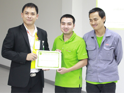 มอบประกาศนียบัตรให้กับผู้ที่ผ่านการฝึกอบรม