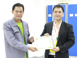 มอบประกาศนียบัตรให้กับผู้ที่ผ่านการฝึกอบรม
