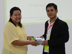 มอบของขวัญที่ระลึกให้กับทีมวิทยากร