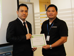 มอบประกาศนียบัตรให้กับผู้ที่ผ่านการฝึกอบรม
