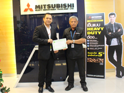 มอบประกาศนียบัตรให้กับผู้ที่ผ่านการฝึกอบรม Defensive Driving Certificate