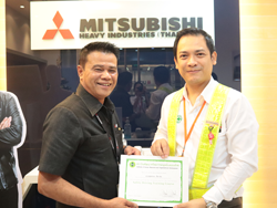 มอบประกาศนียบัตรให้กับผู้ที่ผ่านการฝึกอบรม