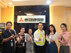 ถ่ายภาพร่วมกันเป็นที่ระลึก