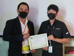 มอบประกาศนียบัตรให้กับผู้ที่ผ่านการฝึกอบรม