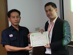 มอบประกาศนียบัตรให้กับผู้ที่ผ่านการฝึกอบรม