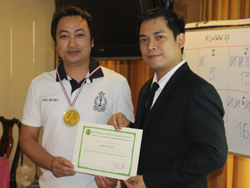 มอบประกาศนียบัตรให้กับผู้ที่ผ่านการฝึกอบรม