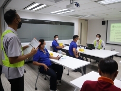 ครูฝึกประจำรถสรุปผลการตรวจประเมิน พร้อมให้คำแนะนำเพิ่มเติมรายบุคคล