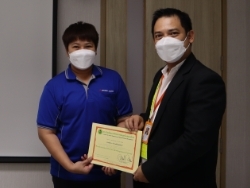 มอบประกาศนียบัตรให้กับผู้ที่ผ่านการฝึกอบรม		