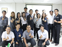 ถ่ายภาพร่วมกันเป็นที่ระลึก
