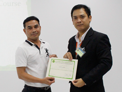 มอบประกาศรียบัตรให้กับผู้ที่ผ่านการฝึกอบรม