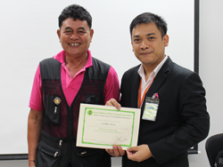 มอบประกาศนียบัตรให้กับผู้ที่ผ่านการฝึกอบรม