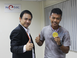 มอบของรางวัลให้กับผู้ที่ทำคะแนนได้สูงสุด