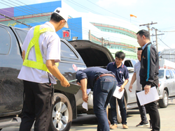 ฝึก และประเมินทักษะการตรวจสอบความปลอดภัยบริเวณโดยรอบตัวรถก่อนการเดินทาง Pre-Trip Inspection - Walk Around