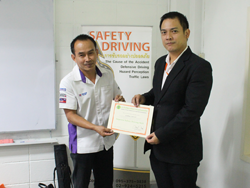 มอบประกาศนียบัตรให้กับผู้ที่ผ่านการฝึกอบรม Defensive Driving Certificate