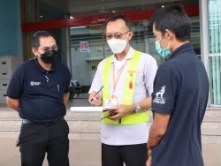 ครูฝึกประจำรถสรุปผลการตรวจประเมินพร้อมให้คำแนะนำ