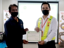 มอบประกาศนียบัตรให้กับผู้ที่ผ่านการฝึกอบรม