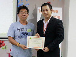 มอบประกาศนียบัตรให้กับผู้ที่ผ่านการฝึกอบรม Defensive Driving Certificate
