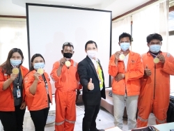 ให้รางวัลกับทีมผู้ชนะ