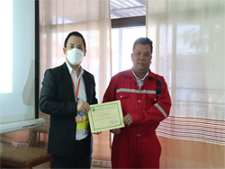มอบประกาศนียบัตรให้กับผู้ที่ผ่านการฝึกอบรม