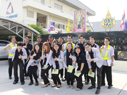 ถ่ายภาพร่วมกันเป็นที่ระลึก