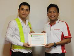 มอบประกาศนียบัตรให้กับผู้ที่ผ่านการฝึกอบรม